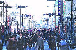 �吨�̐l���W�܂����X